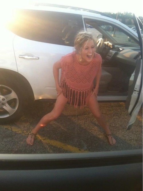 wetpisspub:Women Pissing