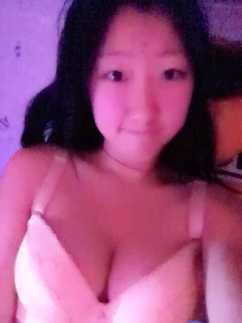 jianingrennaked: 佳宁巨乳系列之粉嫩乳晕。注意项链哦，那是佳宁的狗链哦。