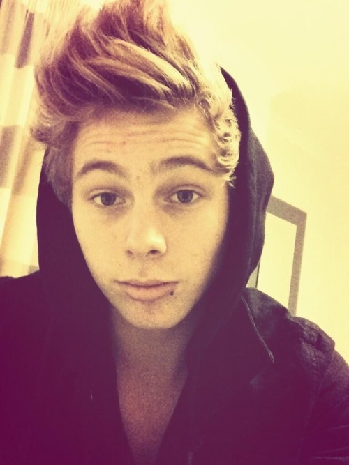 heartbreakirwin:  @Luke5SOS: I got a lip thing goooois #jetlaggedface