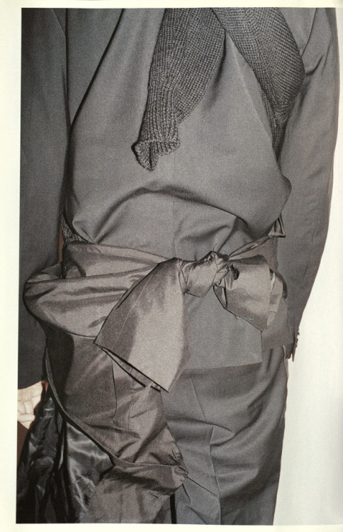 teenagedirtstache:Black tuxedo jacket and trousers, giacca annodata in vita: tutto Helmut Lang. Pull di lana nero, Veronique Branquinho