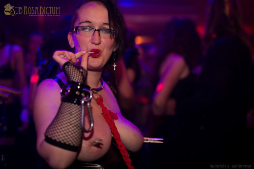 Eine trotz oder gerade wegen der Wäscheklammern an ihren Brustwarzen gut gelaunte Sklavin auf der Subrosadictum Party nach dem Boundcon-Samstag in München.Foto: Heinrich von Schimmerhttp://www.schimmerandsisca.de/srd0515/