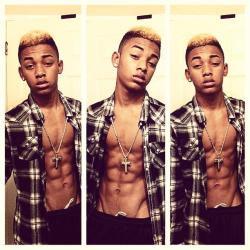 sexyblackboys4u2:  sexy Avion 