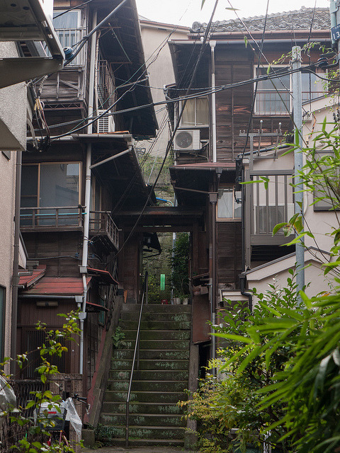kasa51:  階段の長屋 on Flickr. 本郷　東京　樋口一葉 