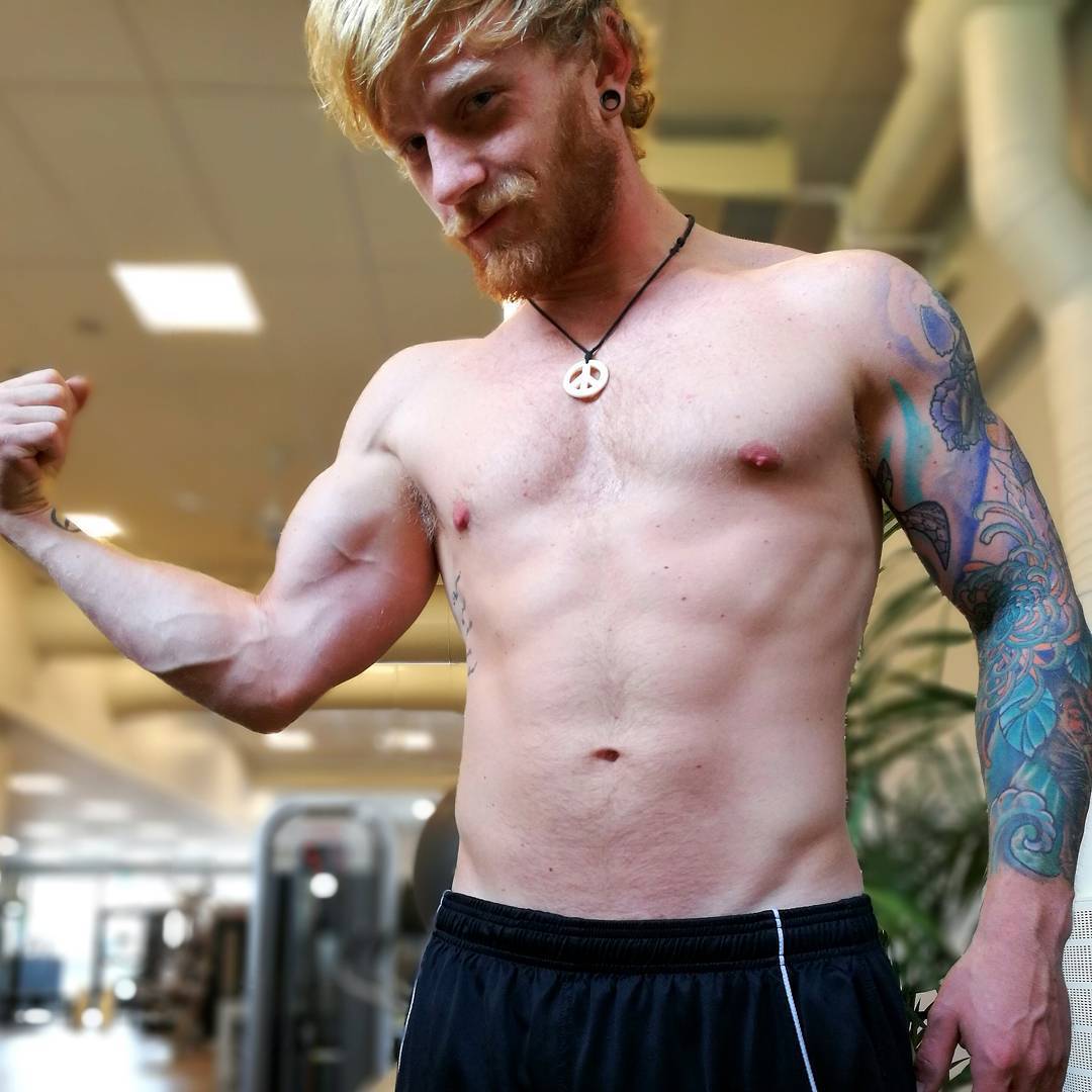 Plant based flexing with   Victor Nilsson Lund ||@victhevegan //Banana Lovers[This