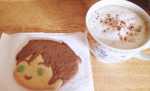 churchfarlan:  Sorry I didn’t make a tutorial sooner but many people have been asking me how I made these cookies. It’s pretty simple, but time consuming, here I go!  **I used Alton Brown’s recipe for the cookie mix, it’s great~ Materials not