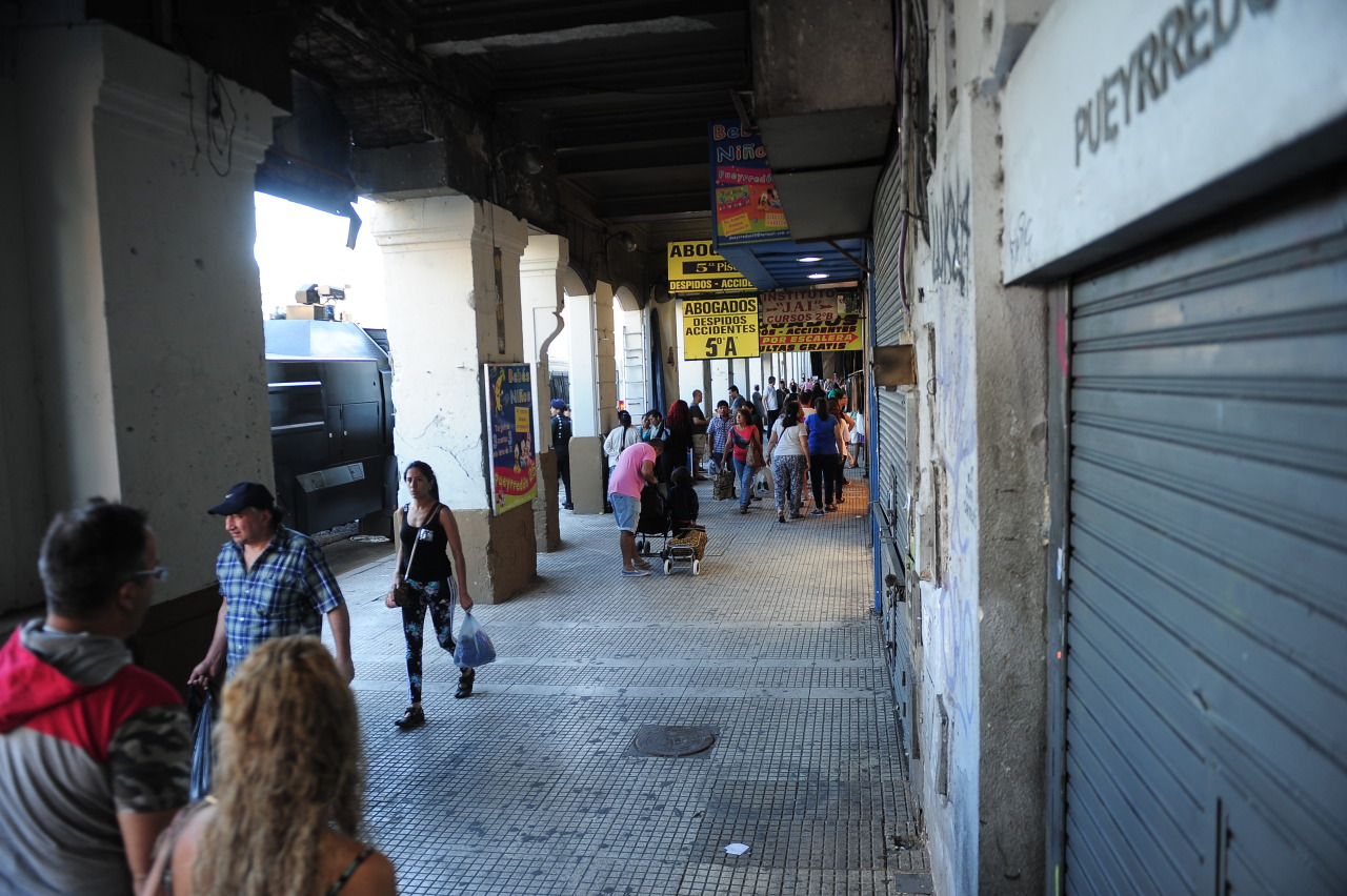 ONCE. Después del desalojo de ayer que dejó 5 detenidos, plaza Once y sus alredores es patrullada por la policía para evitar que los manteros vuelvan a instalarse para vender su mercadería. (Jorge Sanchez)
MIRA LA FOTOGALERIA HD