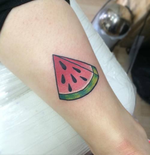 Un Tattoo de una patilla para la nube negra de @oldskull.tattoo @rebecaless #tattoo #tatuaje #tatu #tatus #tatuajes #tattoos #patilla #watermelon #rosa #pink #rojo #red #verde #pierna #leg #triangulo #pedazo #black #neotradi #neotraditional #venezuela