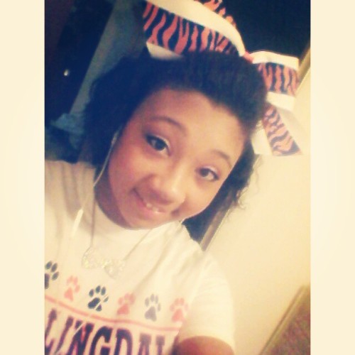 Selfie sundaaay(: on my way put to this pancake breakfast for cheer&hellip;. Anyone like my pouf? ha