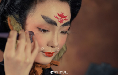 fouryearsofshades:hanfugallery:Tang Dynasty makeup by 白秋月_ The furry thing on her ears are called  耳