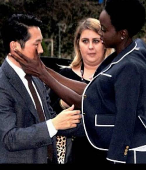 rileytwd:Danai wiping tears from Steven’s face.