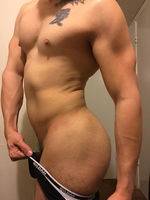 betomartinez:Followmy buddy PM’s blog for more info and pics of him like this! 