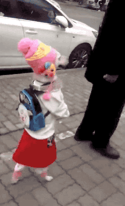 quickweaves:d0gbl0g:  gifsboom:  Video: Dog can walk like little girl on street.  who is she  A model