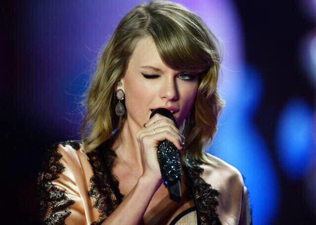 I can not handle this woman! Even her wink is PERFECT! I love her so much!😍😘😱❤️😉❤️ taylorswift