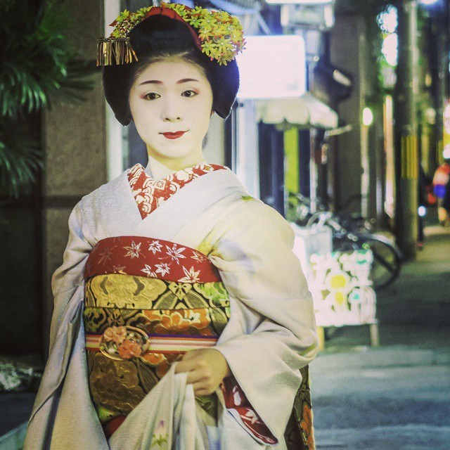 geisha-kai:  November 2014: maiko Taka of Pontocho by @vivian.t.nagy on Instagram