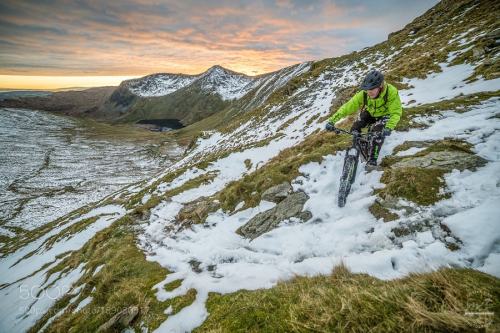 sportspict:Snowy Trail beneath Fiery Skies