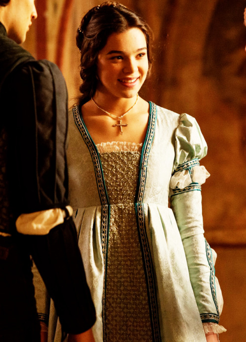 fuckyeahcostumedramas:Hailee Steinfeld in ‘Romeo and Juliet’ (2013).