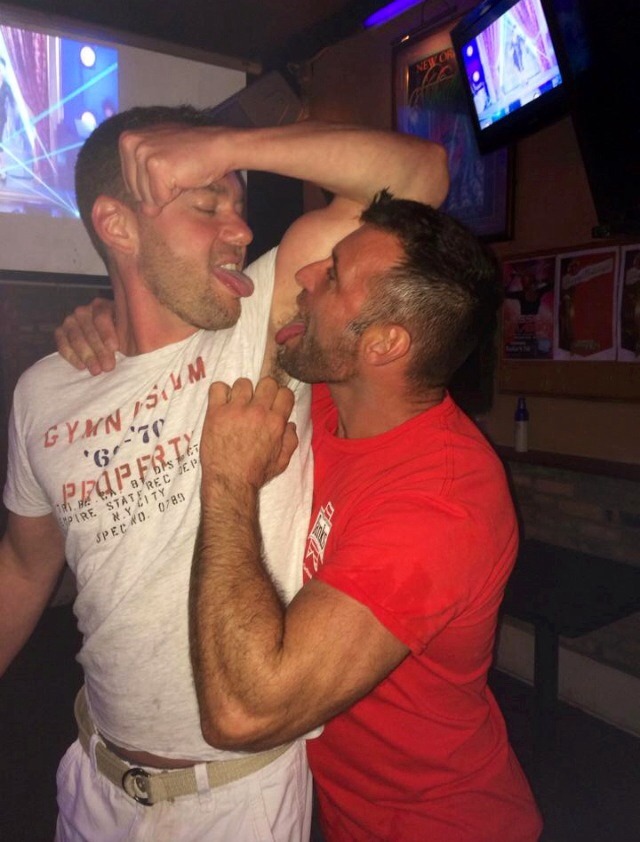 badboysin:  armpitluvrs:  Pit Lickin’ in Bar ❤ Show us your Gunz! [click here]