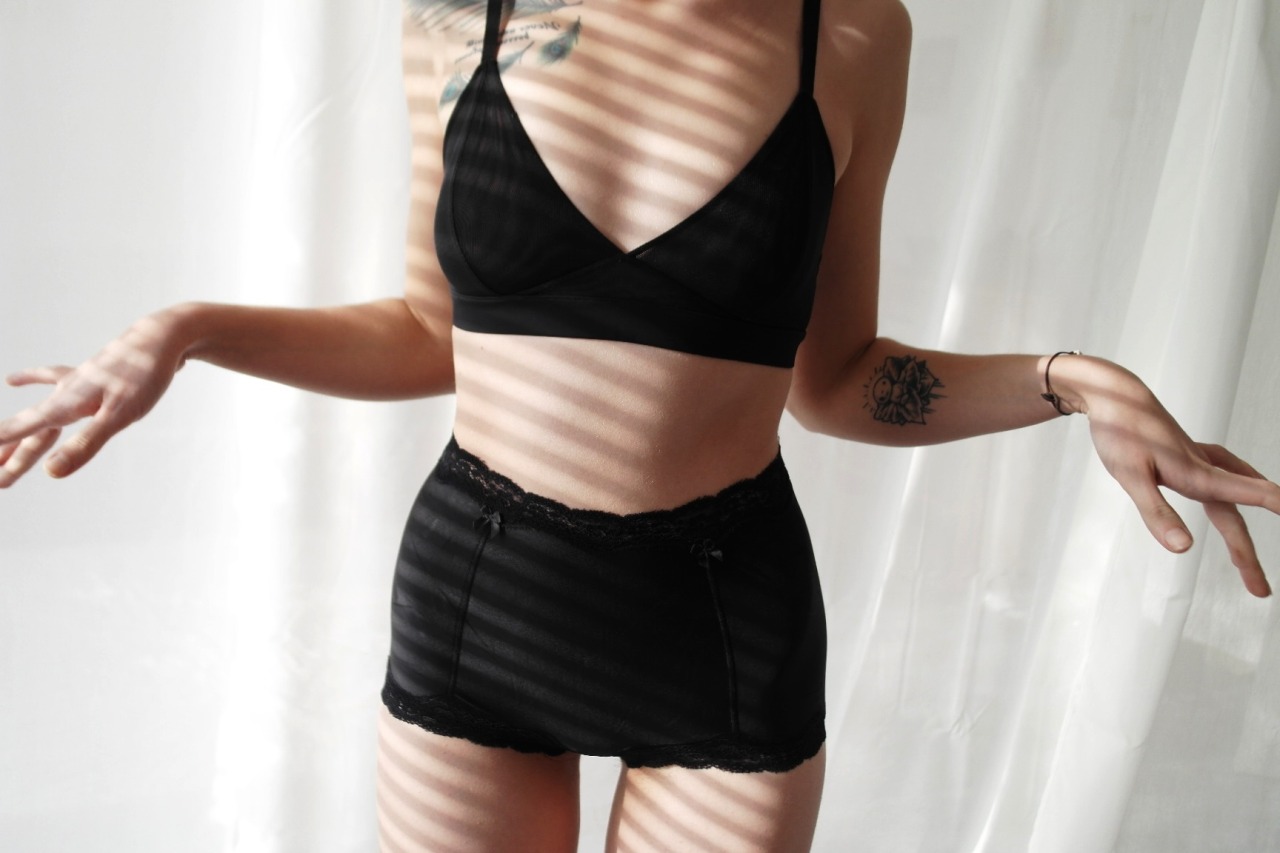uremysweetapocalypse:  the blinds mess up the natural light in my photo area :/ 