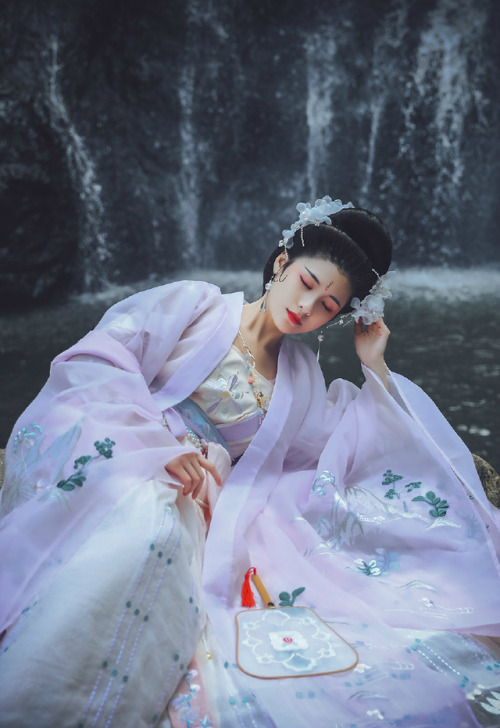 Traditional Chinese hanfu by 华姿仪赏