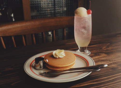 atmeal012:  喫茶トラノコク@toranocoku 花咲く薔薇のホットケーキと秋空のクリームソーダ