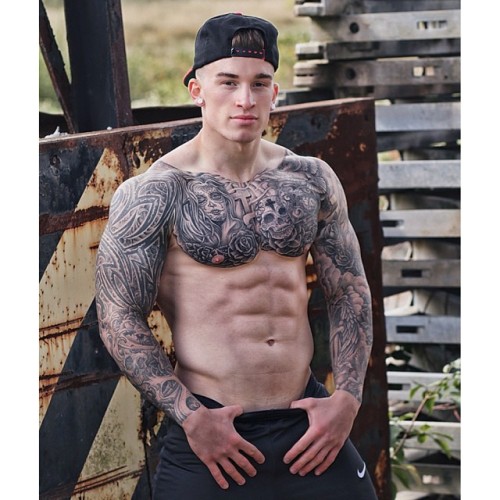tshtrainer:  Total Hotness!!!!!!! www.tshtrainer.tumblr.com