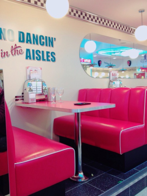 amcricanmouth: stohnem: cute diner aesthetic