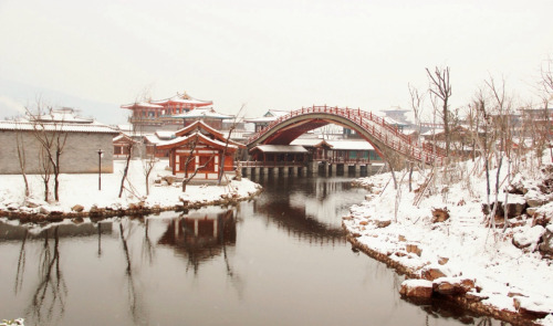 archatlas:  Snowdust in Hubei Hubei (Chinese: 湖北; pinyin:  Húběi; Wade–Giles: Hu-pei; postal: Hupeh) is a province of China, located in the easternmost part of Central China. The name of the province means “north of the lake”, referring to