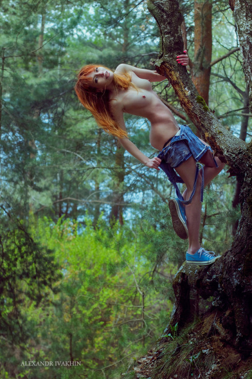 (more girls like this on http://ift.tt/2mVKSF3) Summer - best time for tree climbing… naked