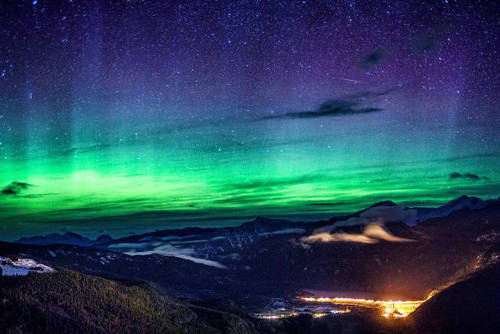 expose-the-light:Stunning Northern Lights Glow Over the Rocky Mountains