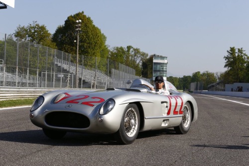hotrodzandpinups:  Sir Sterling Moss and Lewis Hamilton at Monza with two classic Mercedes the W196R and the 300 SLR 722.