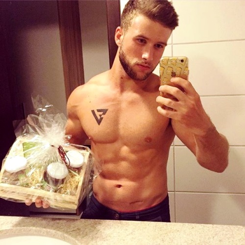 doyoulovemymen:  Delivery guy