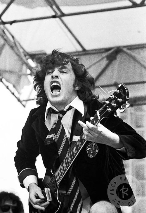 arnold-layne:AC/DC, Angus Young