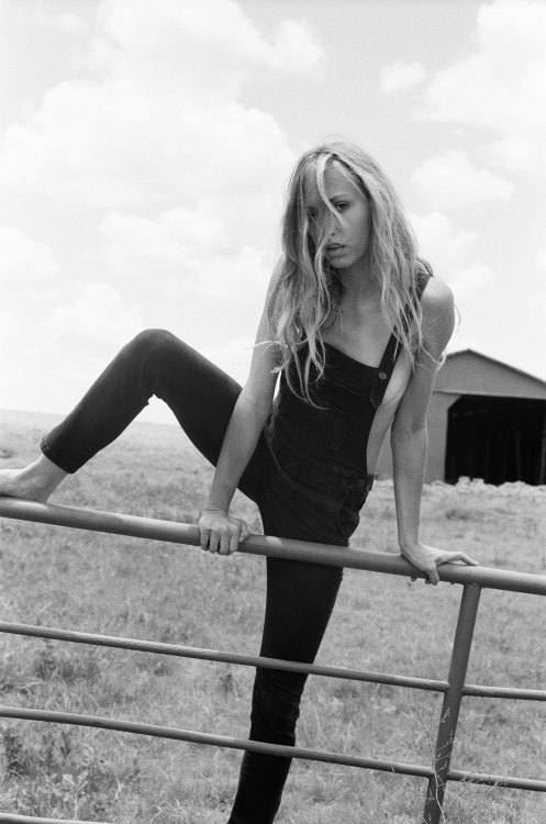 eyes-of-june:Scarlett Lillia Davis by photographer Ashley Callaghan in Dallas, Texas of the Summer of 2016.