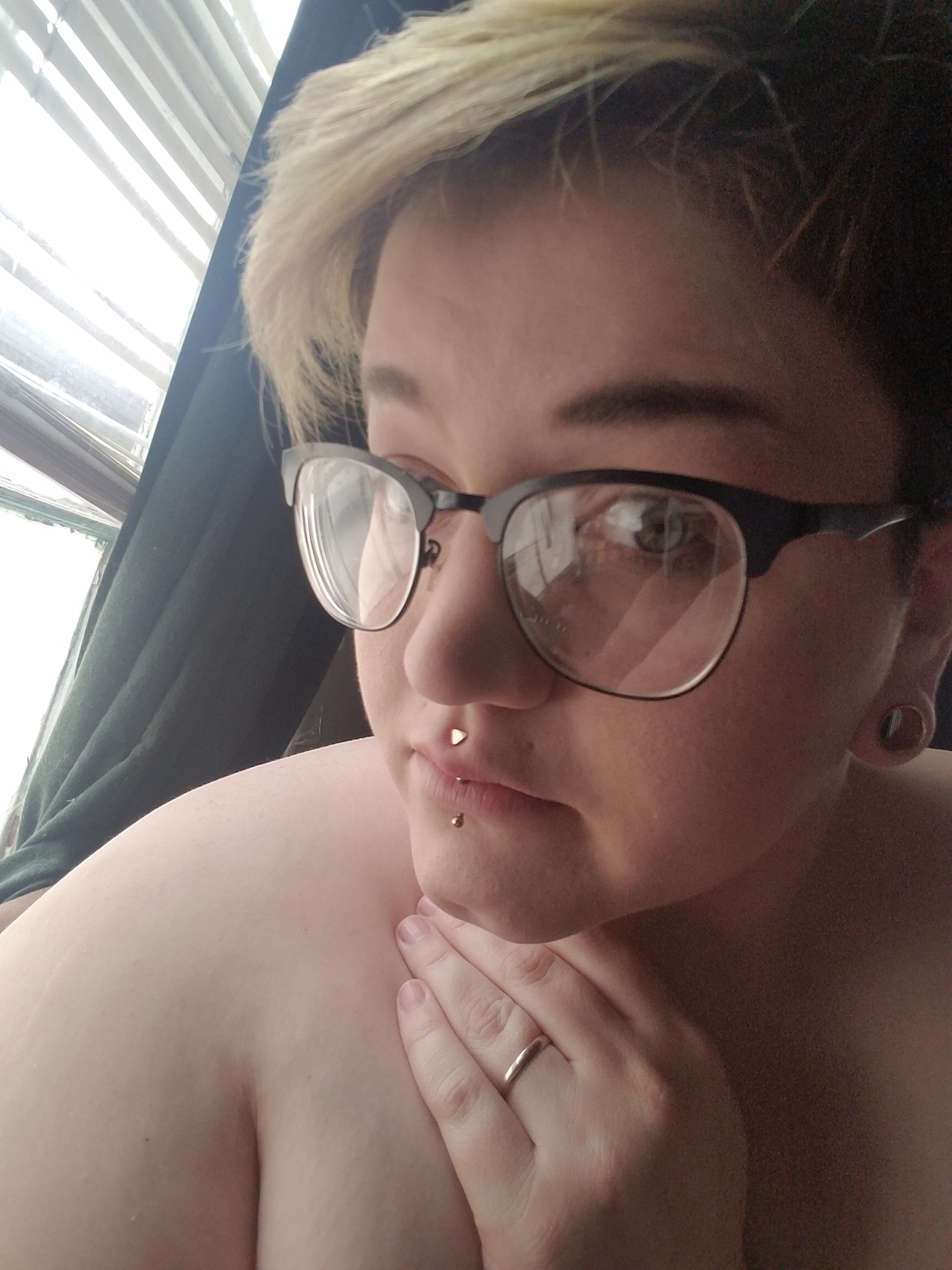 thebuttsandthebees:  gang-vocals:  Rose gold triangle philtrum! ♡  Put in new face