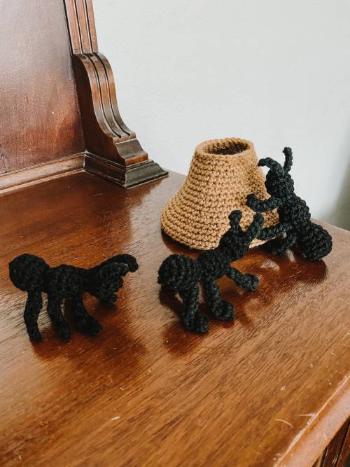 figdays:    Crochet Ants with Anthill Carrying