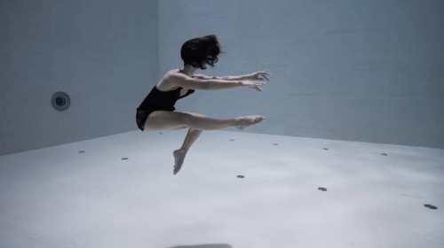 sixpenceee:  Julie Gautier, French deep-sea diver, dancer, and filmmaker, performs an underwater dance in the world’s most deepest pool in  Venice, Italy. Julie Gautier: Website | Facebook | Instagram | Vimeo 