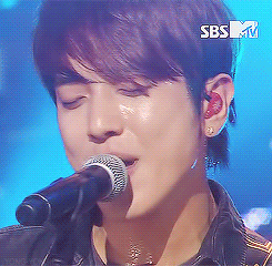 yonghwass:  yong-yongie:  Sweaty sexy sexy yong ヽ(〃＾▽＾〃)ﾉ    Ohhh God… I cant breath… Lol 