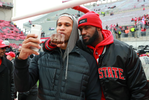 Richard Jefferson and LeBron James pose for a selfie on the field prior to the Ohio State Buckeyes g