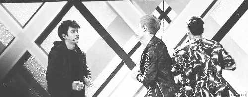 blondejongin:  laysoo’s goofy stare during history 
