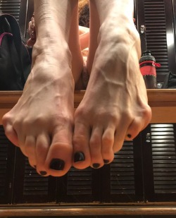 jennyarchangel: blackrussian007: Hot sweaty gym feet, straight from workout. Would you still lick and suck them?  I want to go to your gym!! 