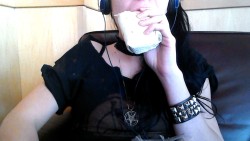 unicronkween:  Is it weird that I like to share pictures of myself eating with y’all? XD I think it’s cause I would like nothing more than to be eating lunchies with Master right meow so I want to show him my BEAUTIFUL EATING EXPRESSIONS! XDDD DERP!