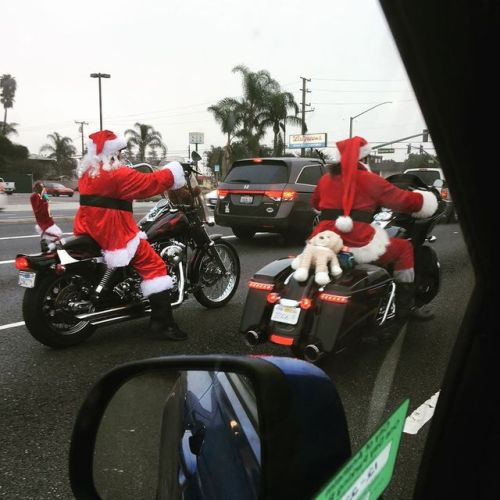 SANTAS ARE ON THEIR WAY!! #harley#santa #christmas #motorcycle #fashionfunpj (at Stanton, California