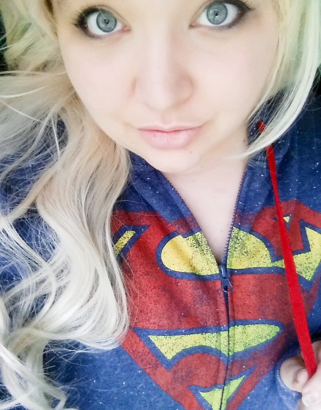 prettyprincessmoonbeam:  Supergirl!   Daddy’s hoodie smells just like him 😍