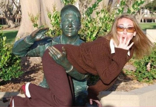 jonnovstheinternet:  Statue groping