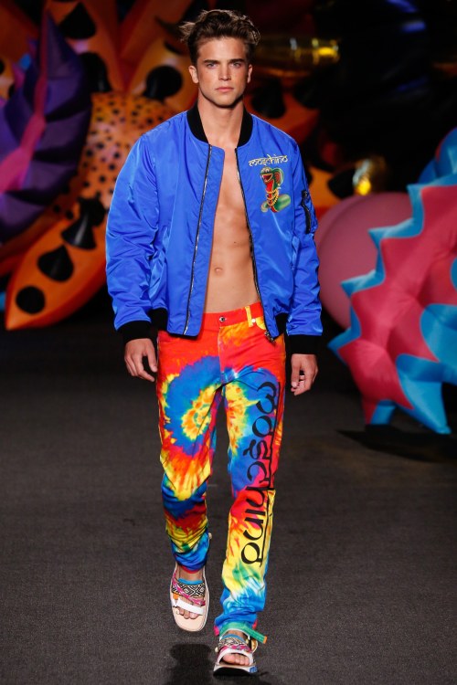 colorfulmensfashion:Moschino Spring 2017 Menswear