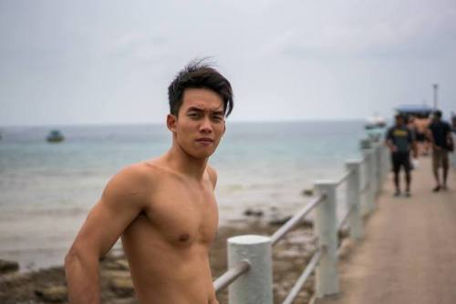 sgeyecandies: fuckyeahsgbois:sjiguy: Dayummm ex-ACJC swimmer Ryan Ong’s still got it Somewhat slurp 