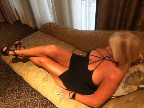 tx4playhotwife:Hubby taking me out to dinner porn pictures