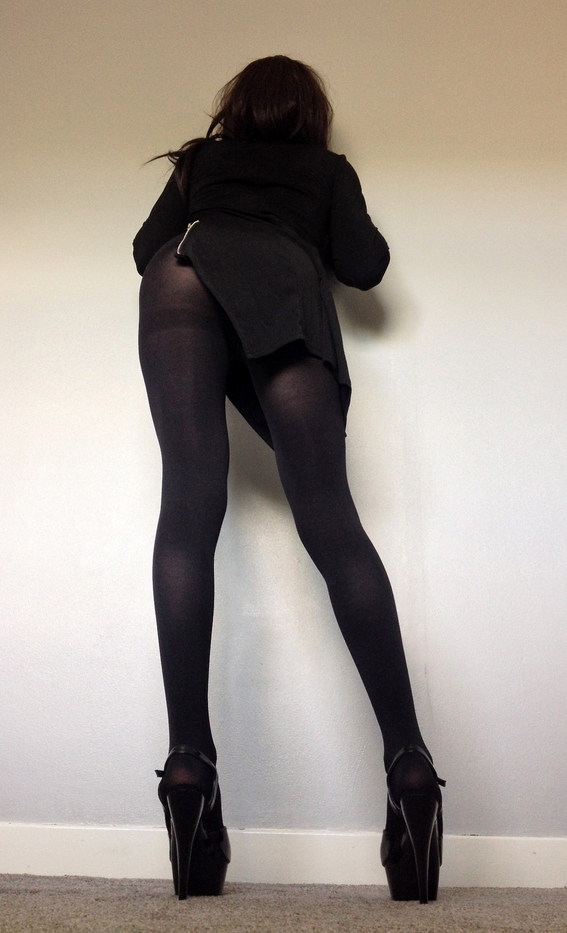 feetcdadore:  Everyday is a great day when you wear pantyhose and heels, but this
