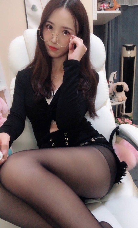 beilaxiaojiejie: 来我的补习班,今晚开课 这么多姿势就怕你的身体受不了呢☺️