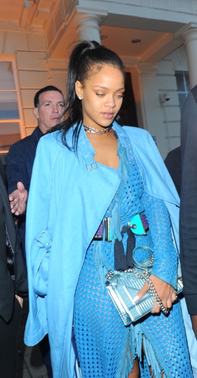 rihanna-infinity:July 1: Rihanna out in London.